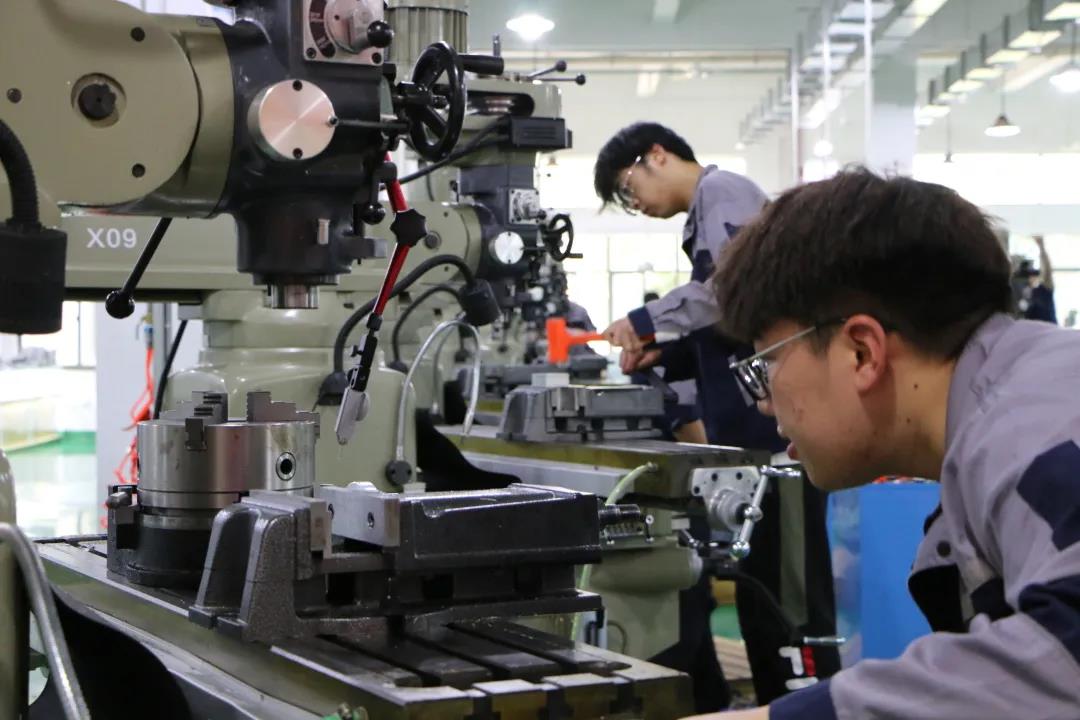 竞新斗巧，，，，吴中中专校园劳动技能节中德学子大放异彩！！！